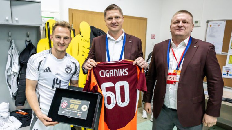 Andrejs Cigaņiks ar federācijas vadību. Foto: LFF