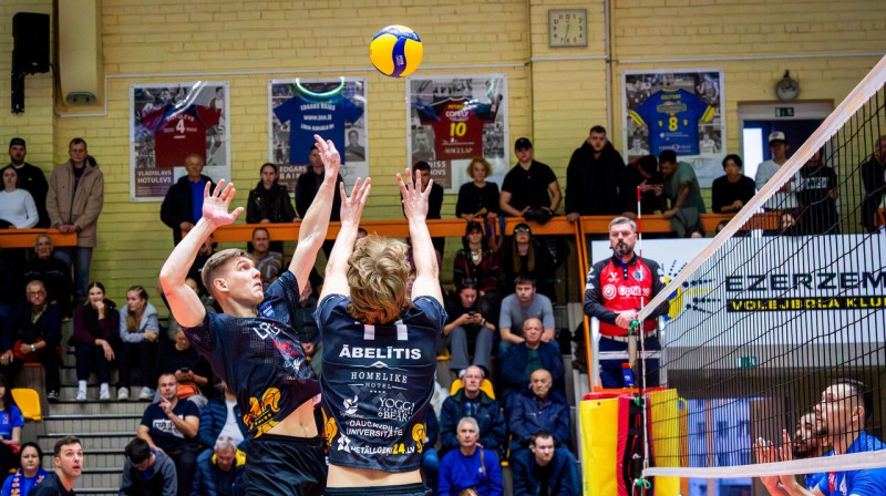 "Ezerzemes"/DU volejbolisti uzbrukumā. Foto: Margarita Vigule/Gorod.lv