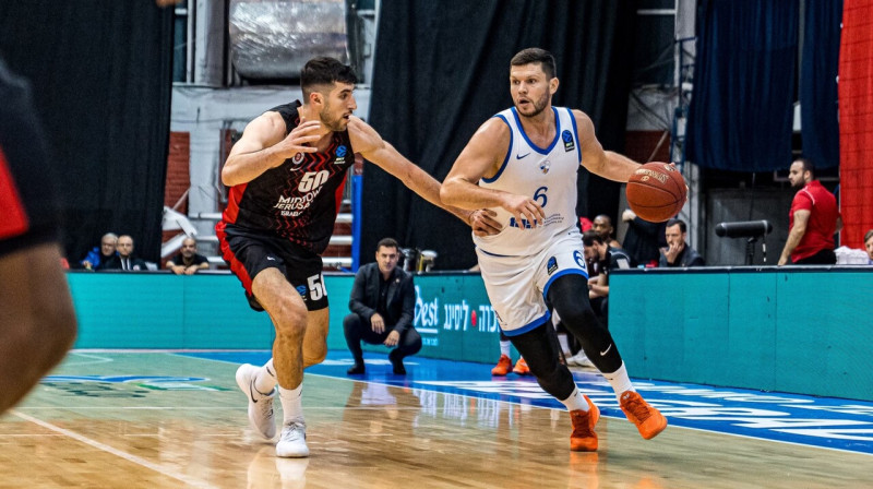 Rihards Lomažs ar bumbu. Foto: BC Neptūnas Klaipėda
