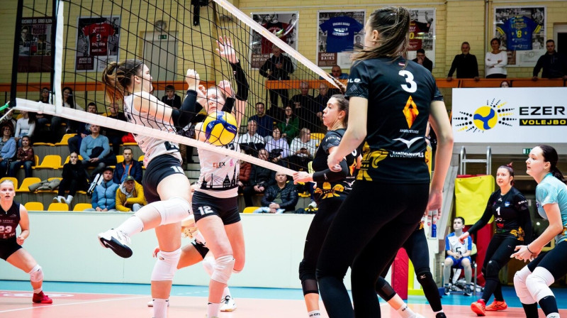 RVS/LU spēlētājas aizsardzībā. Foto: Margarita Vigule/Gorod.lv