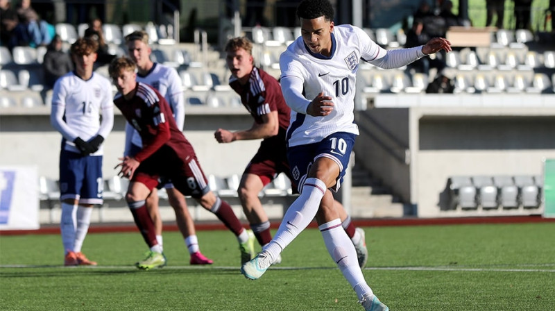 Anglijas U19 izlases uzbrucējs Divains Mukasa 11 metru sitienā spēlē pret Latvijas futbolistiem. Foto: England Football