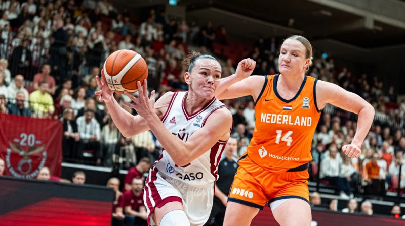 Anete Šteinberga un Emese Hofa 2025. gada 15. novembrī. Foto: Mikus Kļaviņš, FIBA