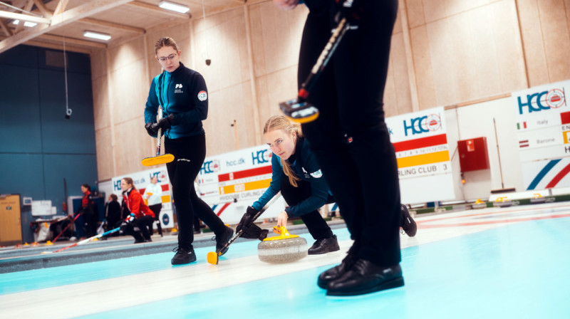 No kreisās: Rēzija Ieviņa, Katrīna Gaidule
Foto: Nordic Curling Tour / Morten Svendsen