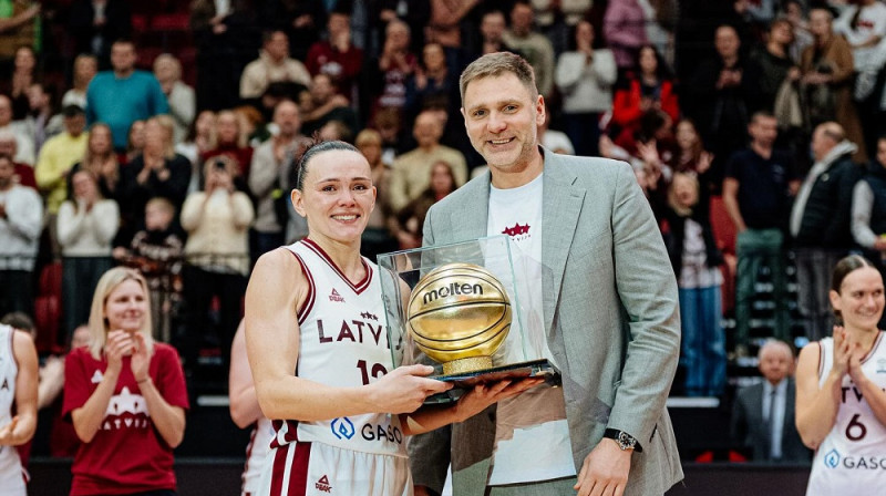 Anete Šteinberga un LBS ģenerālsekretārs Kaspars Cipruss 2025. gada 15. novembrī. Foto: Mikus Kļaviņš