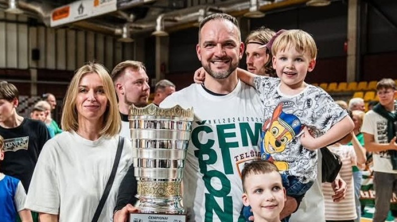 Sandis Buškevics ar ģimeni pēc uzvaras 2024. gada NKL čempionātā. Foto: no personīgā arhīva