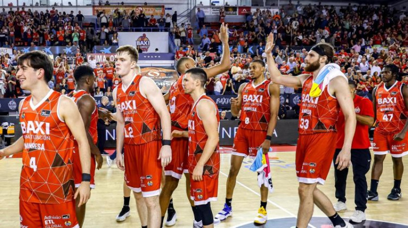 Mārcis Šteinbergs (#12) ar komandas biedriem. Foto: Baxi Manresa