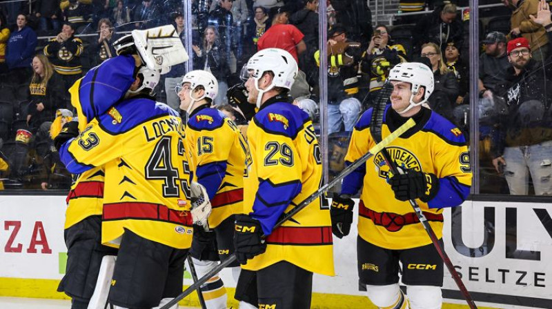 Komandas biedri sveic Danu Ločmeli. Foto: Providence Bruins