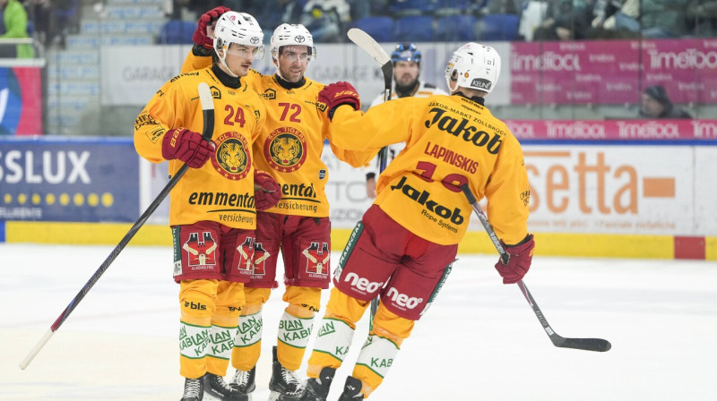 Oskars Lapinskis ar komandas biedriem. Foto: Jari Pestelacci/Justpictures.ch/Scanpix