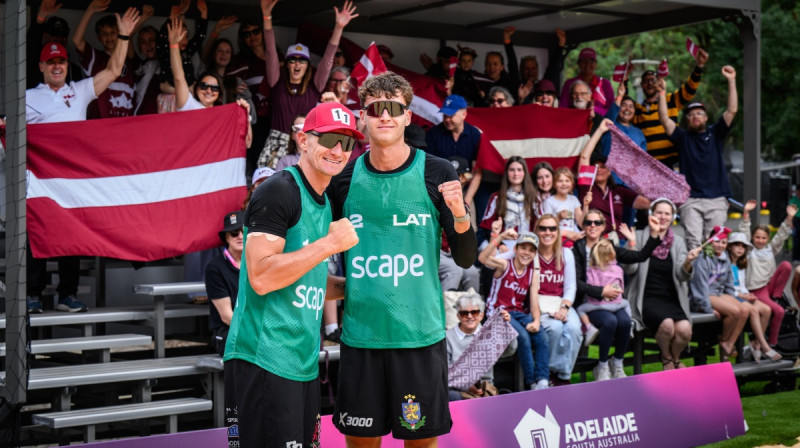 Mārtiņš Pļaviņš un Kristians Fokerots. Foto: volleyballworld.com