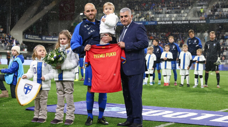 Tēmu Puki ar Andoras Futbola federācijas dāvinātu kreklu pirms savas pēdējās spēles Somijas valstsvienības rindās. Foto: Federació Andorrana de Futbol