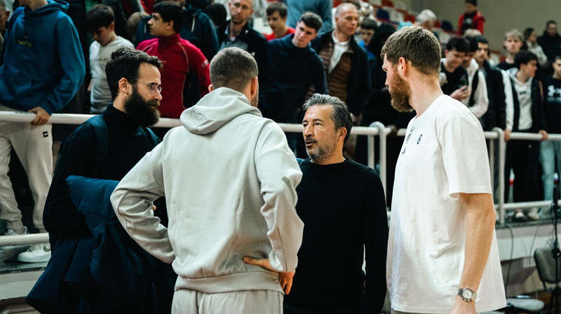 Dāvis Bertāns un Luka Banki pēc spēles Belgradā, kur jaunais Itālijas valstsvienības treneris aplūkoja Dubaijas uzbrucēja Avudu Abasa sniegumu. 
Foto: Dragana Stjepanović/ABA League