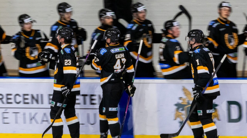 Debrecenas DEAC hokejisti pēc vārtu guvuma, tostarp Kirils Galoha. Foto: László Szolnoki/DEAC Jégkorong