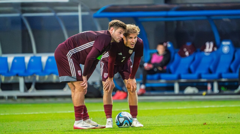 Latvijas U21 valstsvienības pussargi Ivans Patrikejevs un Gļebs Žaleiko. Foto: LFF