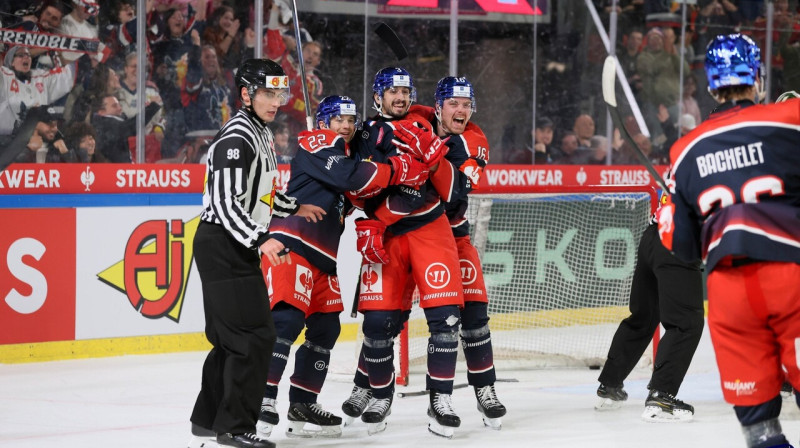 Grenobles komandas hokejisti pēc vārtu guvuma pret Gēteborgas "Frölunda". Foto: Brûleurs de loups Grenoble