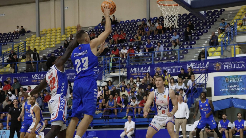 Roberts Stumbris uzbrukumā. Foto: Club Melilla Baloncesto