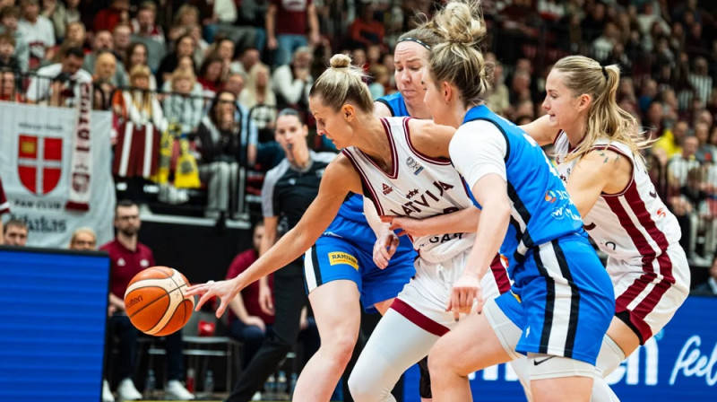 Kitija Laksa un Kate Vilka cīņā ar Igaunijas līderēm. Foto: Mikus Kļaviņš