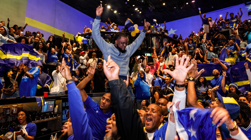Kirasao līdzjutēji šonakt kafejnīcā Roterdamā. Foto: Marco van der Caaij/EPA/Scanpix