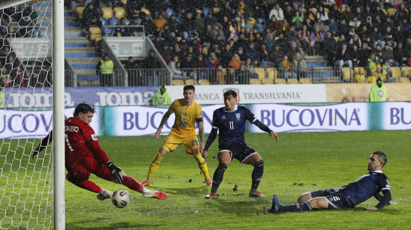 Sanmarīnietis Dante Karloss Rosi bumbu raida savos vārtos cīņā pret Rumānijas valstsvienību Ploješti. Foto: Robert Ghement/EPA/Scanpix