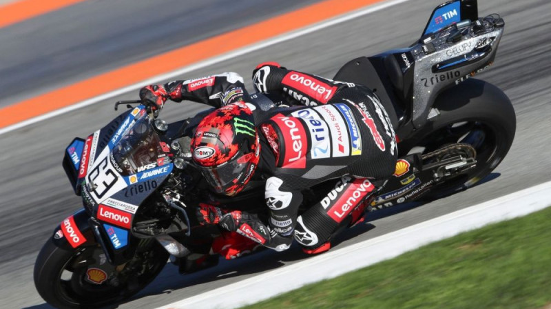 Frančesko Banjaja ar jauno "Ducati GP26" motociklu. Foto: Motorsport.com