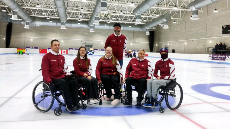 No kreisās: Jurijs Volgins, Elija Asniņa, Linda Meijere, treneris Rihards Jeske, Ojārs Briedis, Sergejs Djačenko
Foto: LKA arhīvs