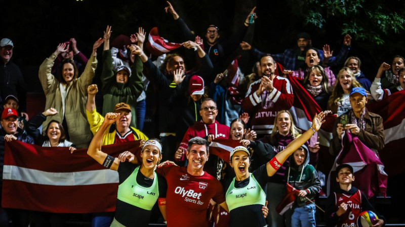 Tīna Graudiņa, treneris Daniels Rodrigess-Vuds, Anastasija Samoilova. Foto: volleyballworld.com