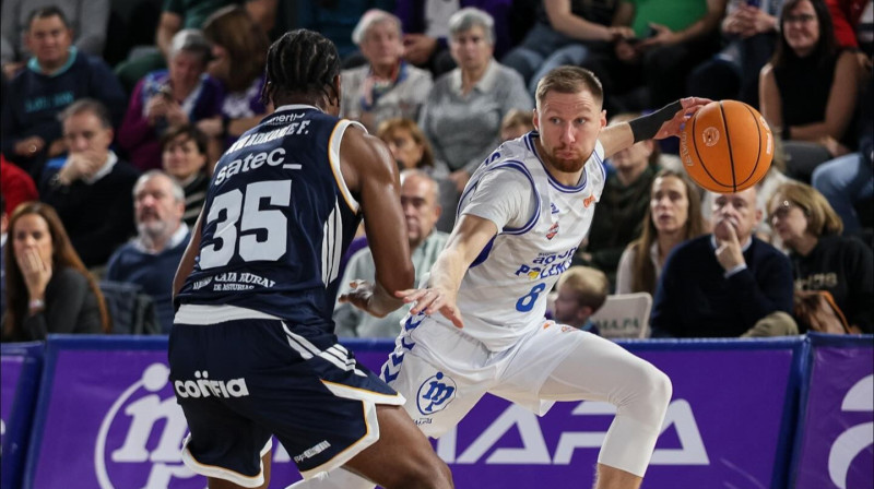 Ingus Jakovičs uzbrukumā. Foto: Víctor Quintana/Palencia Baloncesto