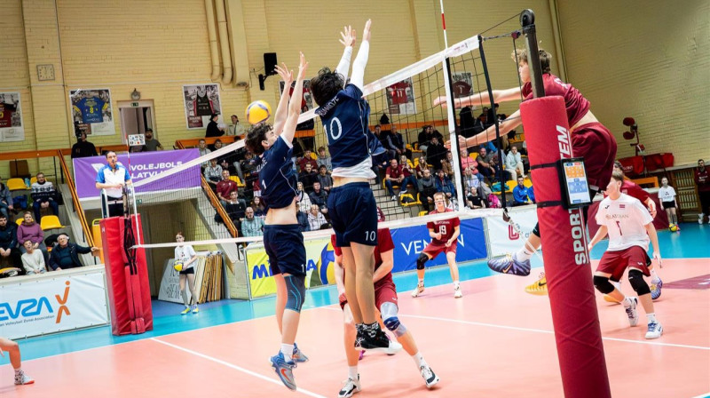 Latvijas U18 valstsvienības volejbolists uzbrukumā spēlē pret gruzīniem. Foto: CEV