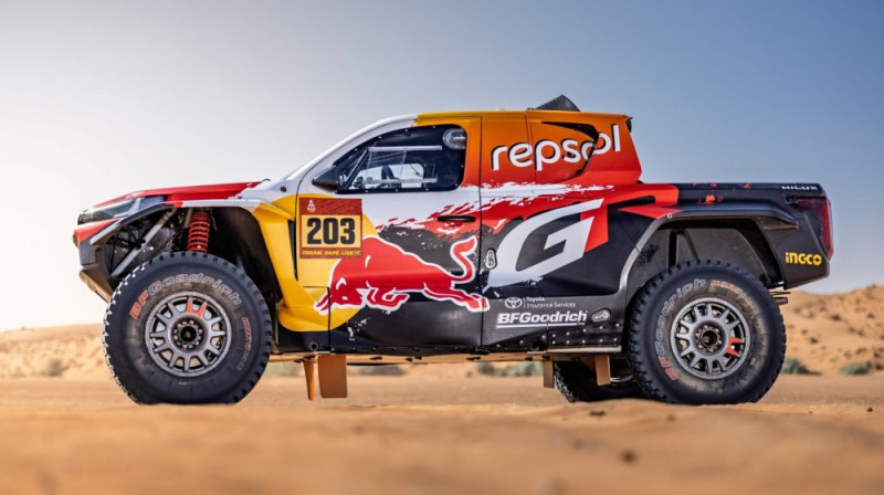 Jaunā "Toyota DKR GR Hilux" rallijreida mašīna. Foto: TGR