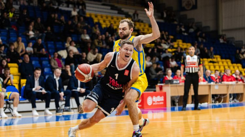 Sīms Posts pret Renāru Birkānu. Foto: Dāvis Lejasmeiers