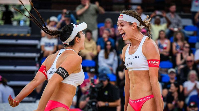 Anastasija Samoilova un Tīna Graudiņa. Foto: FIVB