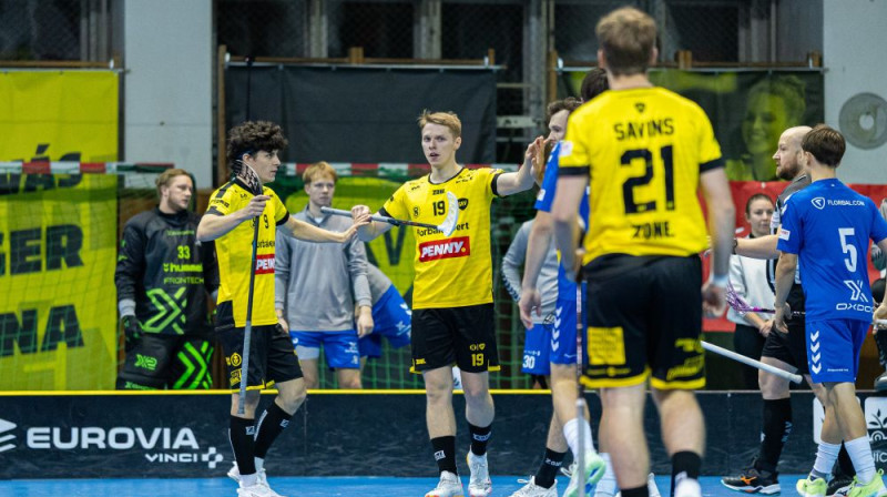 Juris Sandis Jēgers (#19) atzīmē savu vārtu guvumu, foto: SKV Florbal