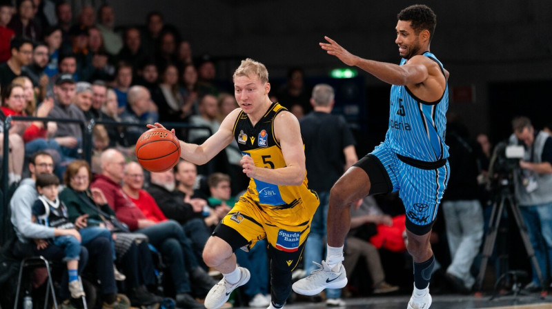 Toms Skuja uzbrukumā pret Hamburgas 'torņu' vadošo spēlētāju Kenetu Ogbi. Foto: Max Vincen/Eibner-Pressefoto/Scanpix