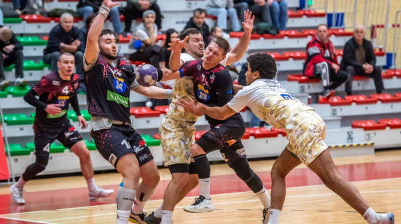 Uz "ASK/MSĢ" vārtiem laužas dobelnieks Ņikita Pančenko. Foto: Zigismunds Zālmanis