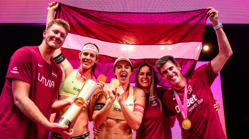 Mihails Samoilovs (galv. trenera asistents), Tīna Graudiņa, Anastasija Samoilova, Elizabete Gapone (fizioterapeite), Daniels Rodrigess-Vuds (galvenais treneris). Foto: volleyballworld.com