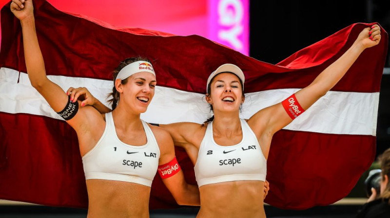 Tīna Graudiņa un Anastasija Samoilova Foto: volleyballworld.com