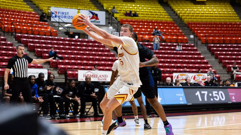 Renārs Sondors uzbrukumā. Foto: Sofia Menez/ULM Athletics