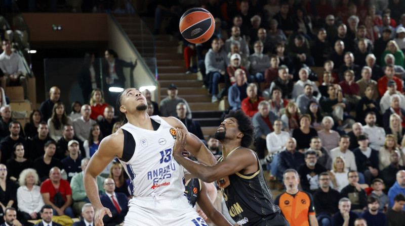 Mirklis Monako un Stambulas "Anadolu Efes" cīņā. Foto: Sebastien Nogier/EPA/Scanpix