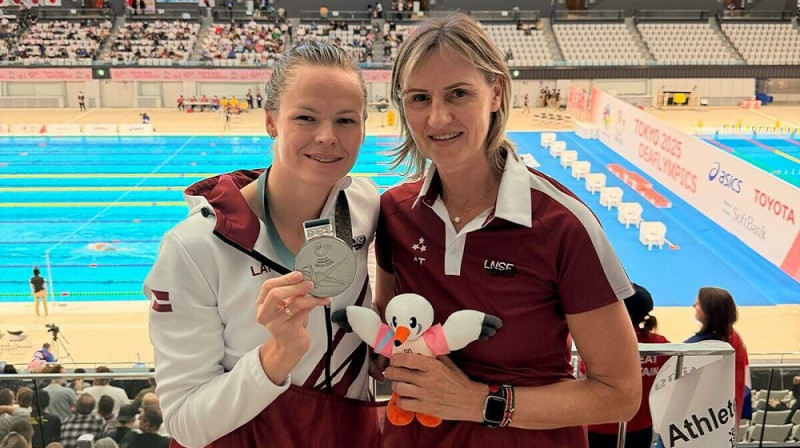 Zane Embrekte (pa kreisi) ar treneri Gaļinu Broku pēc izcīnītās sudraba medaļas 25. vasaras nedzirdīgo olimpiskajās spēlēs Tokijā. (Foto: no J. Embrektes arhīva)