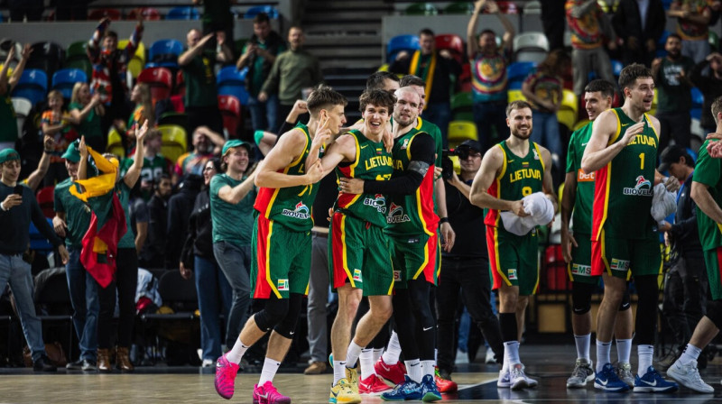 Lietuvas valstsvienības basketbolisti, tostarp varonis Igns Sargiūns. Foto: FIBA