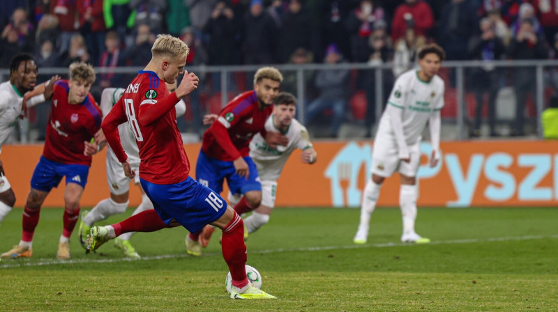 Čenstohovas "Raków" norvēģis Jonatans Bruness mirkli pirms 1:0 panākšanas pret Vīnes "Rapid". Foto: Michał Gąciarz/Zumapress.com/Scanpix