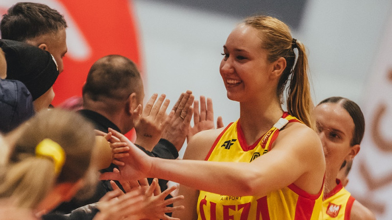 Digna Strautmane un Ketija Vihmane pateicas līdzjutējiem. Foto: Sleza Wroclaw