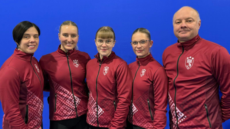 No kreisās: Daina Barone, Katrīna Gaidule, Evelīna Barone, Rēzija Ieviņa, treneris Roberts Krusts
Foto: LKA arhīvs