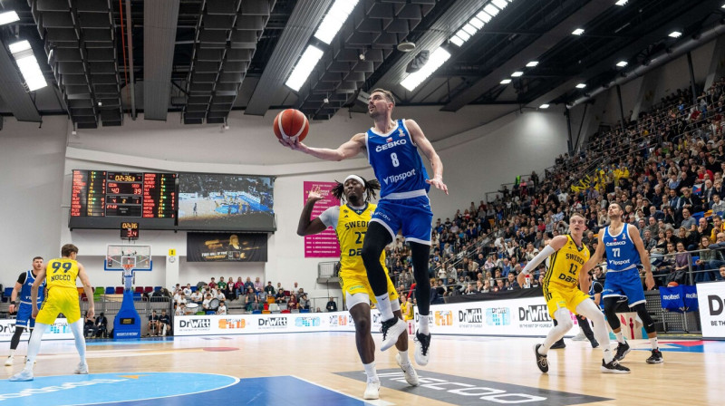 Tomāšs Satoranskis uzbrukumā cīņā pret Zviedrijas valstsvienību. Foto: FIBA