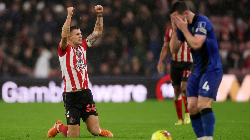 Sanderlendas futbolists Granits Džaka priekā par izcīnīto uzvaru pār Bornmutu. Foto: Lee Smith/Reuters/Scanpix