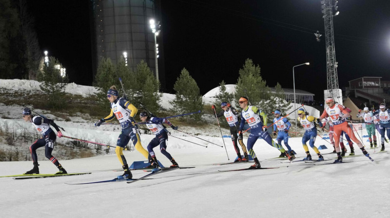 Vīriešu biatlona stafetes sacensības Estešundā, Zviedrijā. 2025. gada 29. novembris. Foto: Björn Larsson Rosvall/TT News Agency/AFP/Scanpix