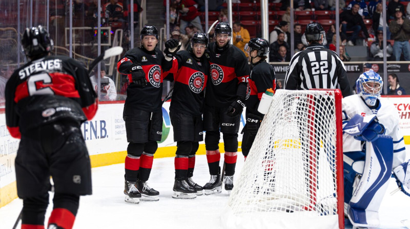 Sandis Vilmanis ar komandas biedriem pēc vārtu guvuma. Foto: Charlotte Checkers