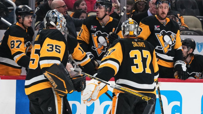 Artūrs Šilovs dodas uz ģērbtuvēm, viņam vietu ieņem Tristans Džarijs. Foto. AP. Scanpix