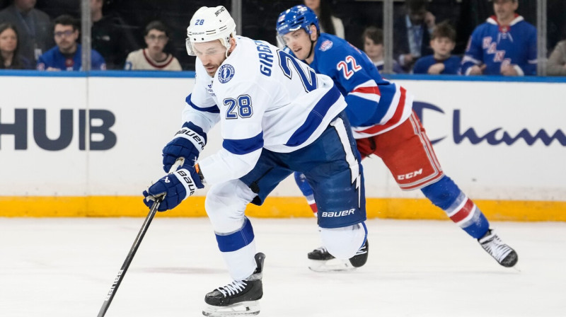 Zemgus Girgensons ar ripu. Foto: Yuki Iwamura/AP/Scanpix