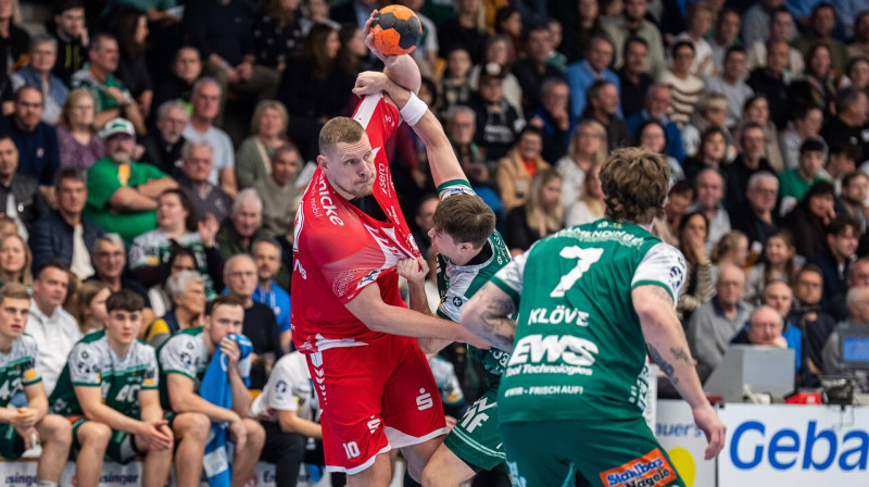 Dainis Krištopāns Gepingenes spēlētāja tvērienā. Foto: Michael Schmid/Eibner-Pressefoto/Scanpix