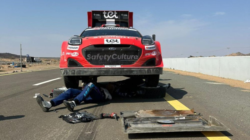 Mārtiņš Sesks pārbraucienā mēģināja remontēt salūzušo rallija auto. Foto: Facebook.com/MartinsSesksRallying